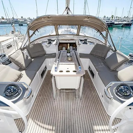 Bavaria 56 / Velero Úszó hotel